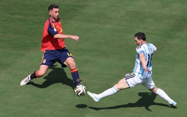 epa13120861 Aymeric Laporte of Spain (L) and Lionel Messi of Argentina in action during the FIFA World Cup 2026 final match Spain against Argentina, in New Jersey, USA, 19 July 2026.  EPA/SARAH YENESEL