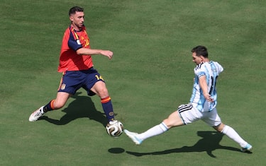 epa13120861 Aymeric Laporte of Spain (L) and Lionel Messi of Argentina in action during the FIFA World Cup 2026 final match Spain against Argentina, in New Jersey, USA, 19 July 2026.  EPA/SARAH YENESEL