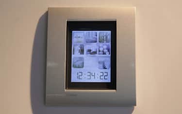 CONFERENZA DOMOTICA HOMELAB. NELLA FOTO DIMOSTRAZIONE DI DOMOTICA CON I-PAD E TELEFONINI CHE DIALOGANO CON VASCA DA BAGNO, FORNO E FRIGORIFERO (MILANO - 2014-01-29, MASSIMO ALBERICO) p.s. la foto e' utilizzabile nel rispetto del contesto in cui e' stata scattata, e senza intento diffamatorio del decoro delle persone rappresentate