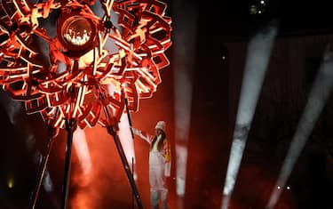 Sofia Goggia accende il braciere olimpico a Cortina