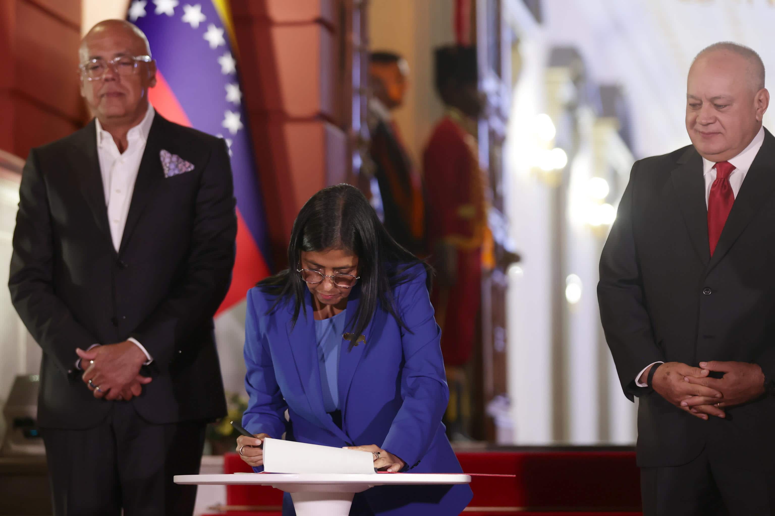 Il presidente ad interim del Venezuela, Delcy Rodriguez, firma il documento della legge per l'amnistia