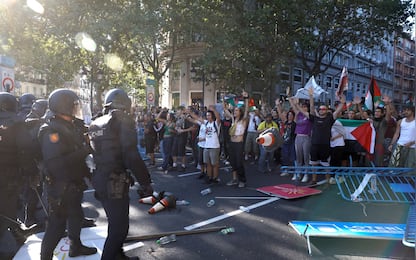 Pro-Palestinians protestors invade the street during the 21st and last stage of the Vuelta a Espana 2025, a 101 km race between Alalpardo and Madrid, near Atocha station in Madrid on September 14, 2025. The authorities have ramped up security for the Vuelta's final stage in Madrid, which was slightly shortened and will see 1,100 police officers deploy in the Spanish capital. (Photo by Pierre-Philippe MARCOU / AFP)