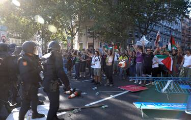 Pro-Palestinians protestors invade the street during the 21st and last stage of the Vuelta a Espana 2025, a 101 km race between Alalpardo and Madrid, near Atocha station in Madrid on September 14, 2025. The authorities have ramped up security for the Vuelta's final stage in Madrid, which was slightly shortened and will see 1,100 police officers deploy in the Spanish capital. (Photo by Pierre-Philippe MARCOU / AFP)