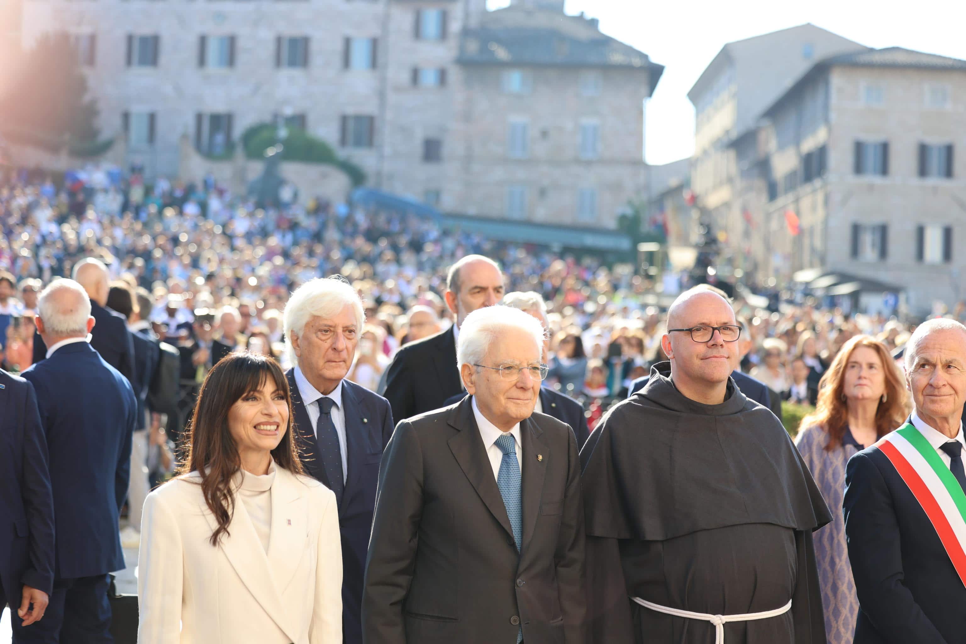 Il presidente della Repubblica, Sergio Mattarella, arriva ad Assisi per le celebrazioni di San Francesco patrono d'Italia, 4 ottobre 2026 Ad accoglierlo, il sottosegretario Alfredo Mantovano, la presidente della Regione Umbria Stefania Proietti, con la Giunta, il sindaco di Assisi Valter Stoppini e il custode del Sacro Convento di Assisi fra Marco Moroni. ANSA / Gianluigi Basilietti