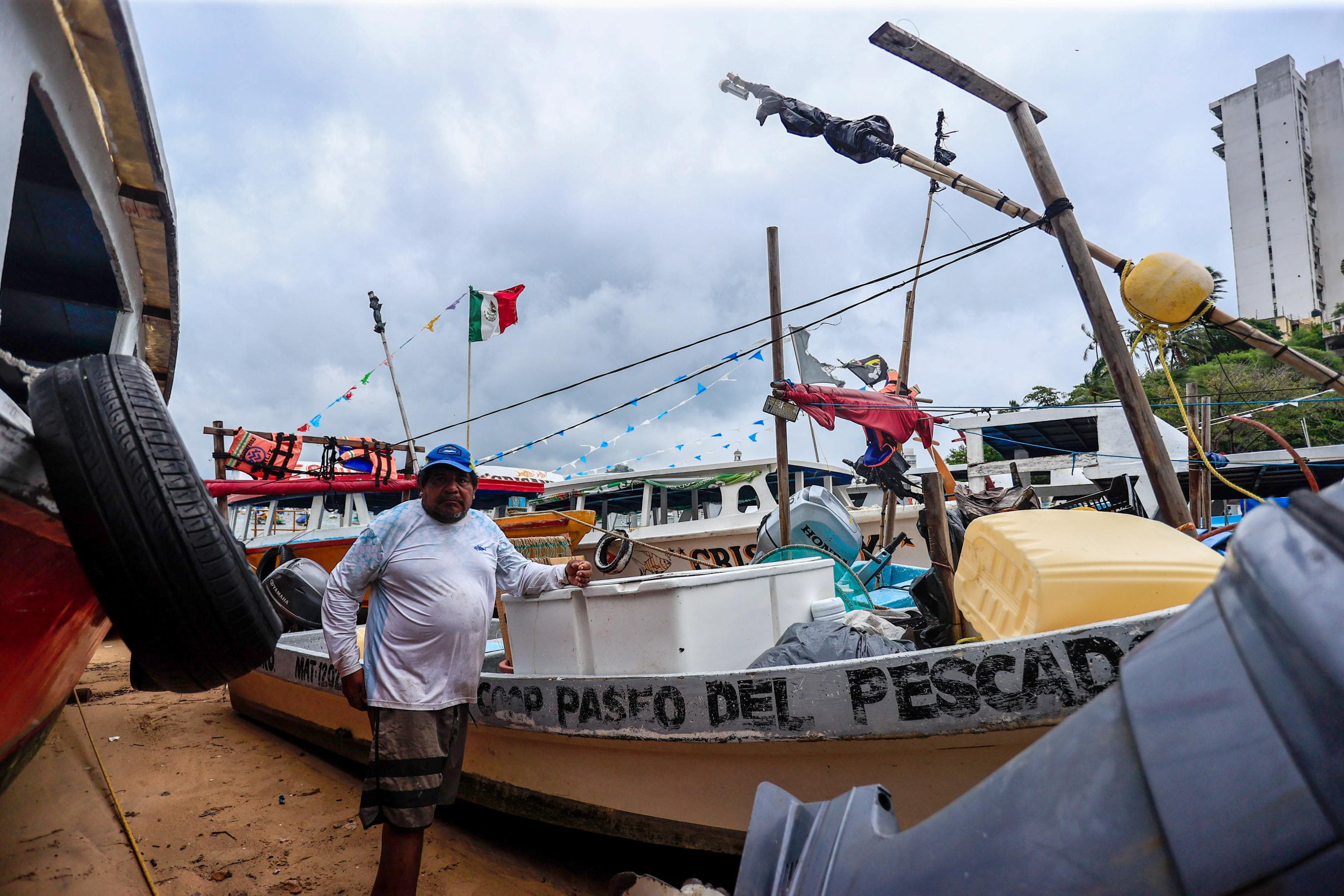 La gente si prepara all'avvicinarsi dell'uragano Trudy ad Acapulco