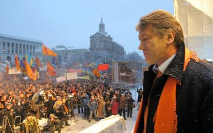 Viktor Yushchenko durante una manifestazione a Kiev, il 24 novembre 2004. La corte costituzionale ucraina ha cancellato la riforma politica del 2004, maturata sull'onda della rivoluzione arancione filo occidentale, che riduceva i poteri del presidente a vantaggio del parlamento. Lo riferisce l'agenzia Itar-Tass. ANSA / ANATOLY MEDZYK  
