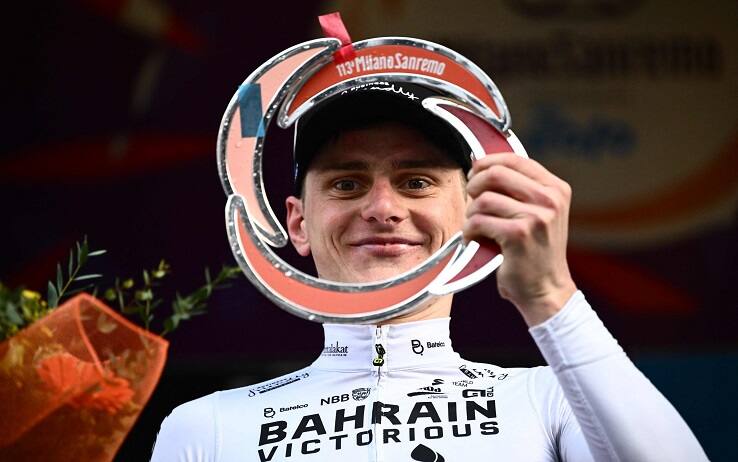 Il ciclista Matej Mohoric sul podio della 113esima edizione della Milano-Sanremo