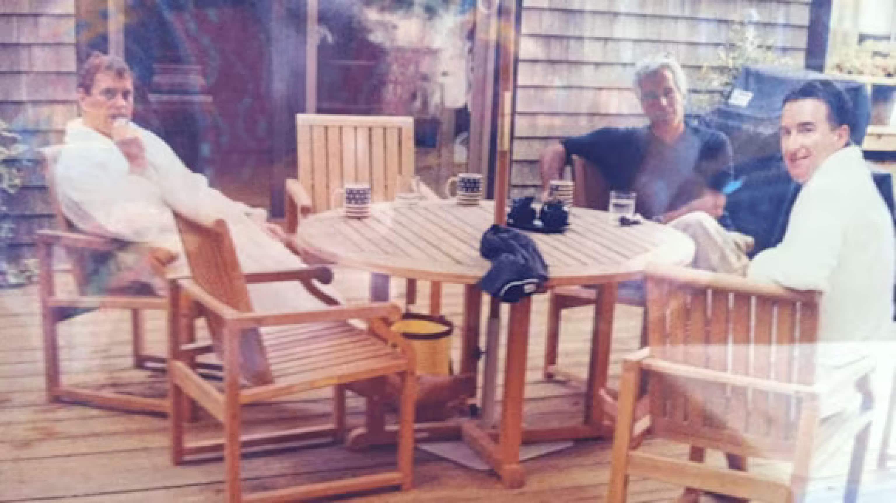 Spunta dai file dello scandalo di Jeffrey Epstein una foto in cui sono ritratti l'ex principe Andrea e l'ex ambasciatore britannico negli Usa, Peter Mandelson, entrambi in accappatoio, insieme al faccendiere pedofilo americano. L'immagine dei tre, seduti e rilassati attorno a un tavolo di legno, risale probabilmente al periodo compreso tra il 1999 e il 2000, e sarebbe stata scattata a Martha's Vineyard, nel Massachusetts. Si tratta della prima foto dove compaiono insieme il faccendiere morto suicida in carcere col reprobo di casa Windsor e l'ex eminenza grigia del New Labour, entrambi arrestati e rilasciati nel Regno nelle indagini di polizia che li vedono accusati di aver condiviso con l'amico comune Epstein informazioni riservate quando occupavano incarichi pubblici.
US DEPARTMENT OF JUSTICE
+++USARE SOLO PER ILLUSTRARE OGGI LA NOTIZIA INDICATA NEL TITOLO - NON ARCHIVIARE - NON VENDERE - NON USARE PER FINI NON GIORNALISTICI+++
+++ATTENZIONE LA FOTO NON PUO' ESSERE PUBBLICATA O RIPRODOTTA SENZA L'AUTORIZZAZIONE DELLA FONTE DI ORIGINE CUI SI RINVIA+++ NPK +++