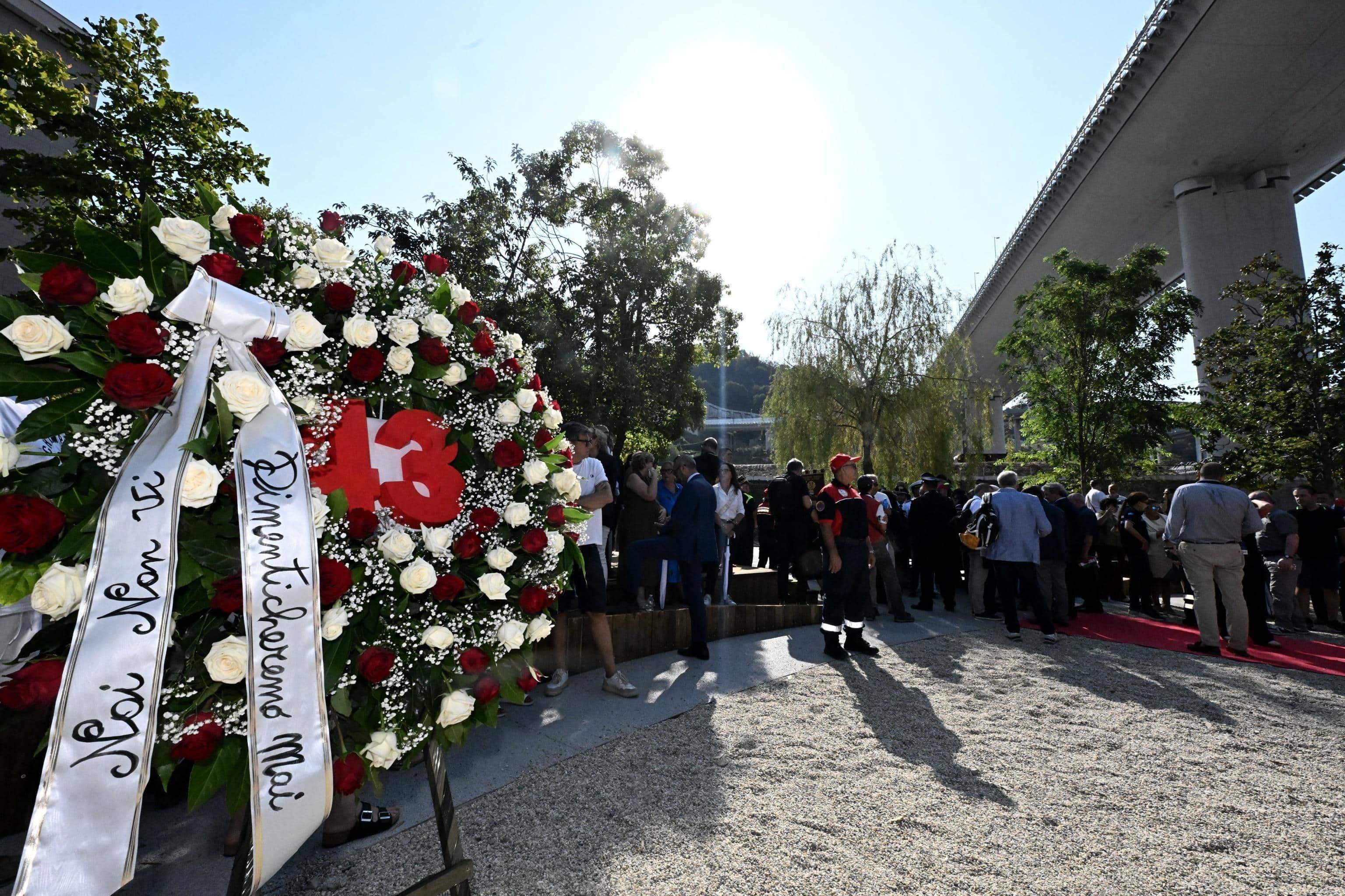 Le corone in memoria della tragedia del crollo del viadotto Polcevera, noto anche come Ponte Morandi - venuto giù il 14 agosto 2018 - alla radura della Memoria. Genova, 14 agosto 2026
ANSA/LUCA ZENNARO

