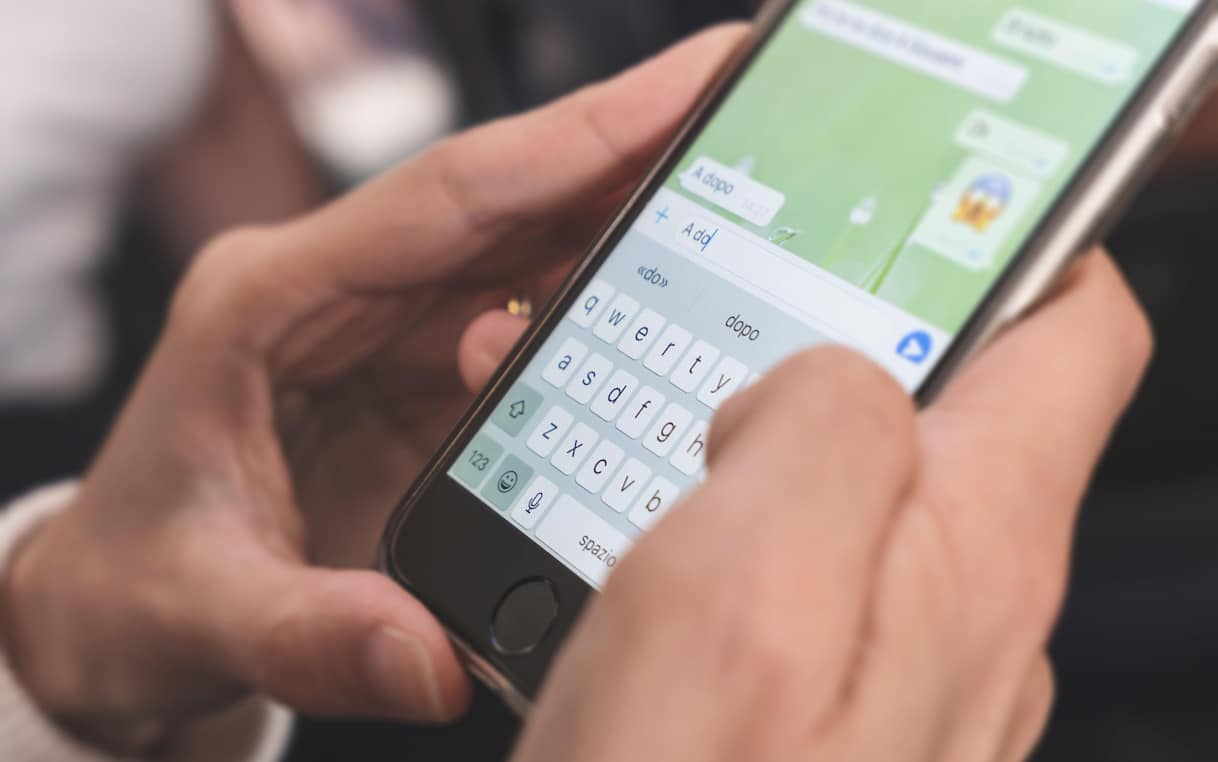 Chat di coppia, i messaggi su WhatsApp valgono come accordi