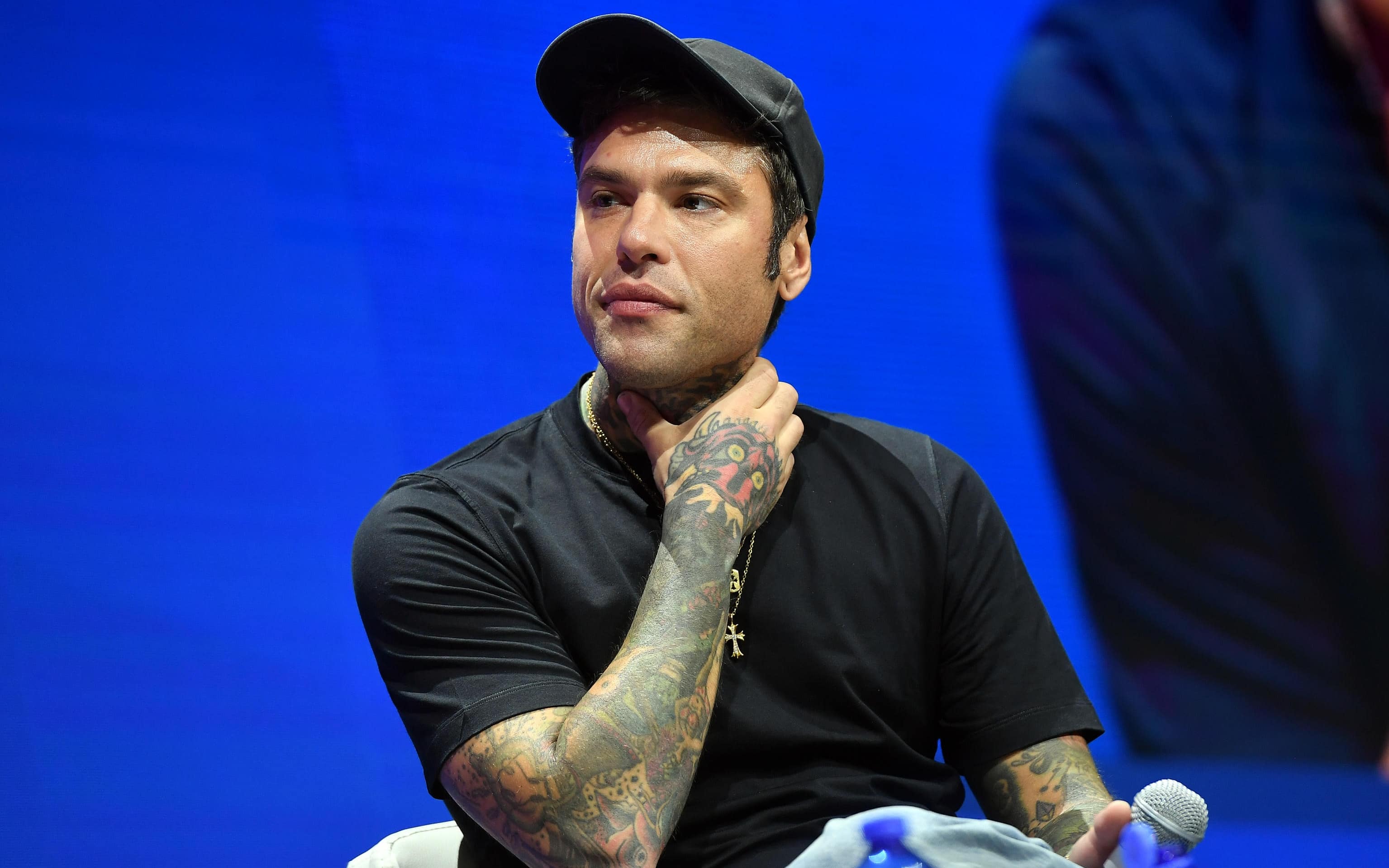 Fedez ricoverato in ospedale a Milano per problemi gastrici: l'arrivo in ambulanza