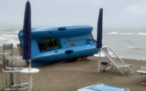 I danni del violento temporale con vento forte che  nel primo                  pomeriggio ha provocato danni a Viareggio (Lucca) e in altre                  parti della Versilia, 9 Settembre 2026. ANSA/ROY LEPORE