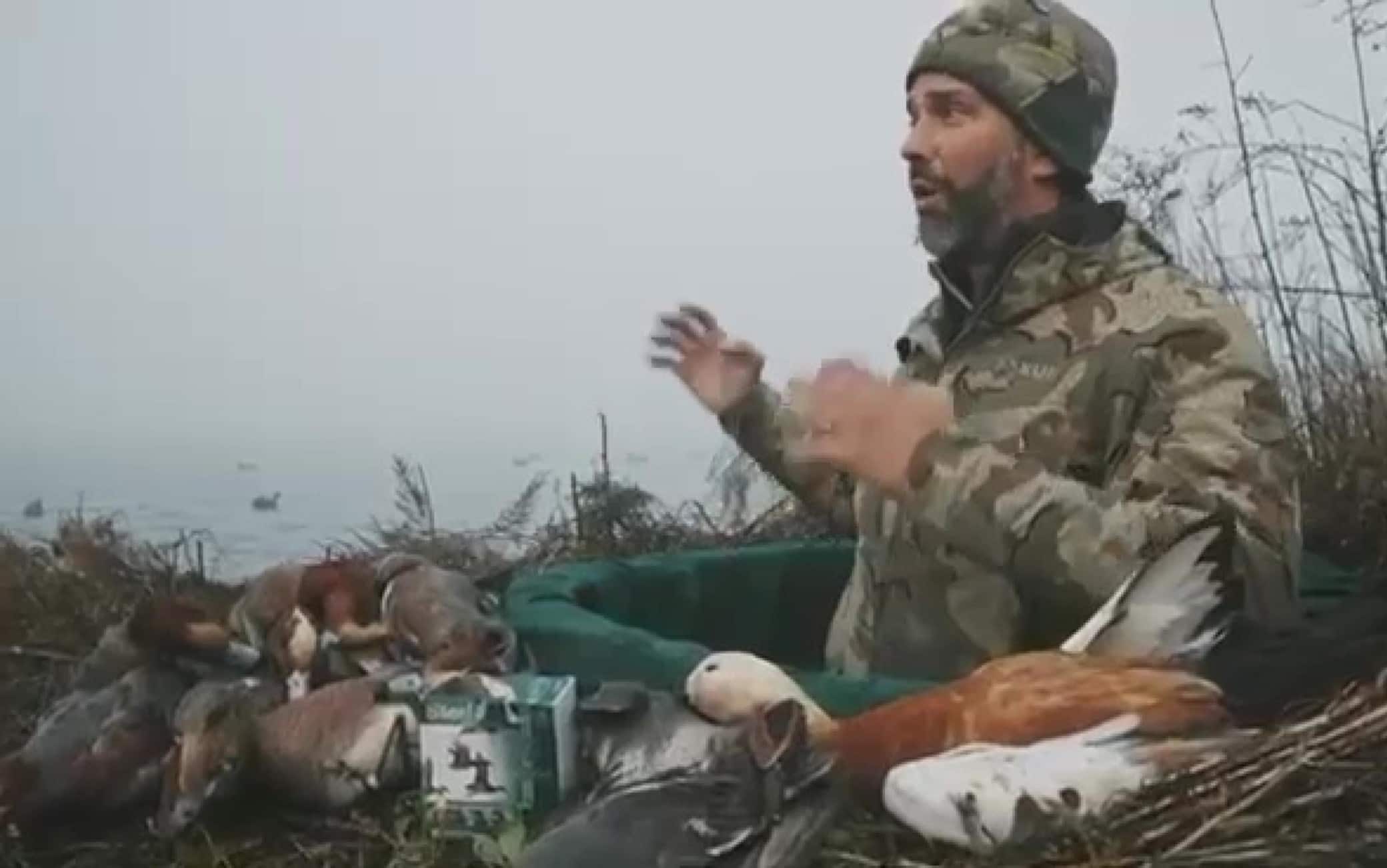 (FRAME VIDEO) Un video con il figlio di Donald Trump che spara alle anatre a Venezia e in una area tutelata. Il caso arriva anche in Consiglio regionale veneto con una interrogazione di Europa Verde e in Parlamento con la richiesta di Avs di intervento del ministro Gilberto Pichetto Fratin. Secondo quanto afferma il consigliere Andrea Zanoni di Europea Verde, che ha presentato una interrogazione ed è pronto ad un esposto alla magistratura, lo scorso dicembre Donald junior Trump è stato a Venezia in vacanza con la nuova compagna. E con un gruppo di amici ha partecipato anche a una battuta di caccia in laguna. Il video mostra alcune persone, tra le quali, come evidenziato da apposita didascalia, appare anche Donald Trump Junior. "In un frame del video, peraltro, Trump apparirebbe mentre descrive le anatre abbattute, tra le quali si scorge in primo piano una Casarca, un'anatra molto rara in tutta Europa dal colore quasi per intero arancio-ruggine", dice Zanoni, che ricorda come sia vietata la caccia per i non residenti in Italia.
FRAME VIDEO
+++ATTENZIONE LA FOTO NON PUO' ESSERE PUBBLICATA O RIPRODOTTA SENZA L'AUTORIZZAZIONE DELLA FONTE DI ORIGINE CUI SI RINVIA+++ NPK +++