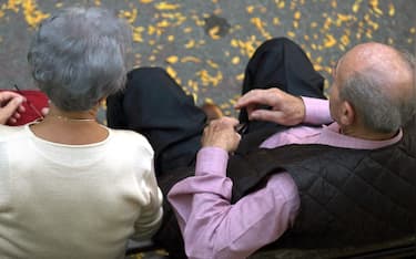 Una coppia di anziani in un parco in una foto d'archivio. ANSA / FRANCO SILVI