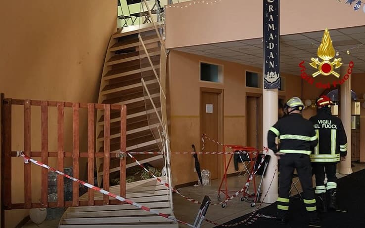 Cinque persone sono rimaste ferite nel crollo di una scala all'interno di centro culturale islamico a Vicenza, in Vecchia Ferriera. L'incidente è avvenuto stamane poco dopo dopo le 7, alla fine della preghiera che chiudeva il Ramadan. All'interno della struttura, che funge da piccola moschea, erano presenti oltre un migliaio di fedeli. Secondo i primi riscontri, la scala interna non avrebbe retto il peso delle persone, piegandosi, per poi cedere. Uno dei fedeli è rimasto intrappolato tra le lamiere. L'uomo è poi stato liberato dall'intervento dei vigili del fuoco, accorsi rapidamente sul posto assieme alle ambulanze della Suem 118.
ANSA/VIGILI DEL FUOCO ANSA PROVIDES ACCESS TO THIS HANDOUT PHOTO TO BE USED SOLELY TO ILLUSTRATE NEWS REPORTING OR COMMENTARY ON THE FACTS OR EVENTS DEPICTED IN THIS IMAGE; NO ARCHIVING; NO LICENSING NPK