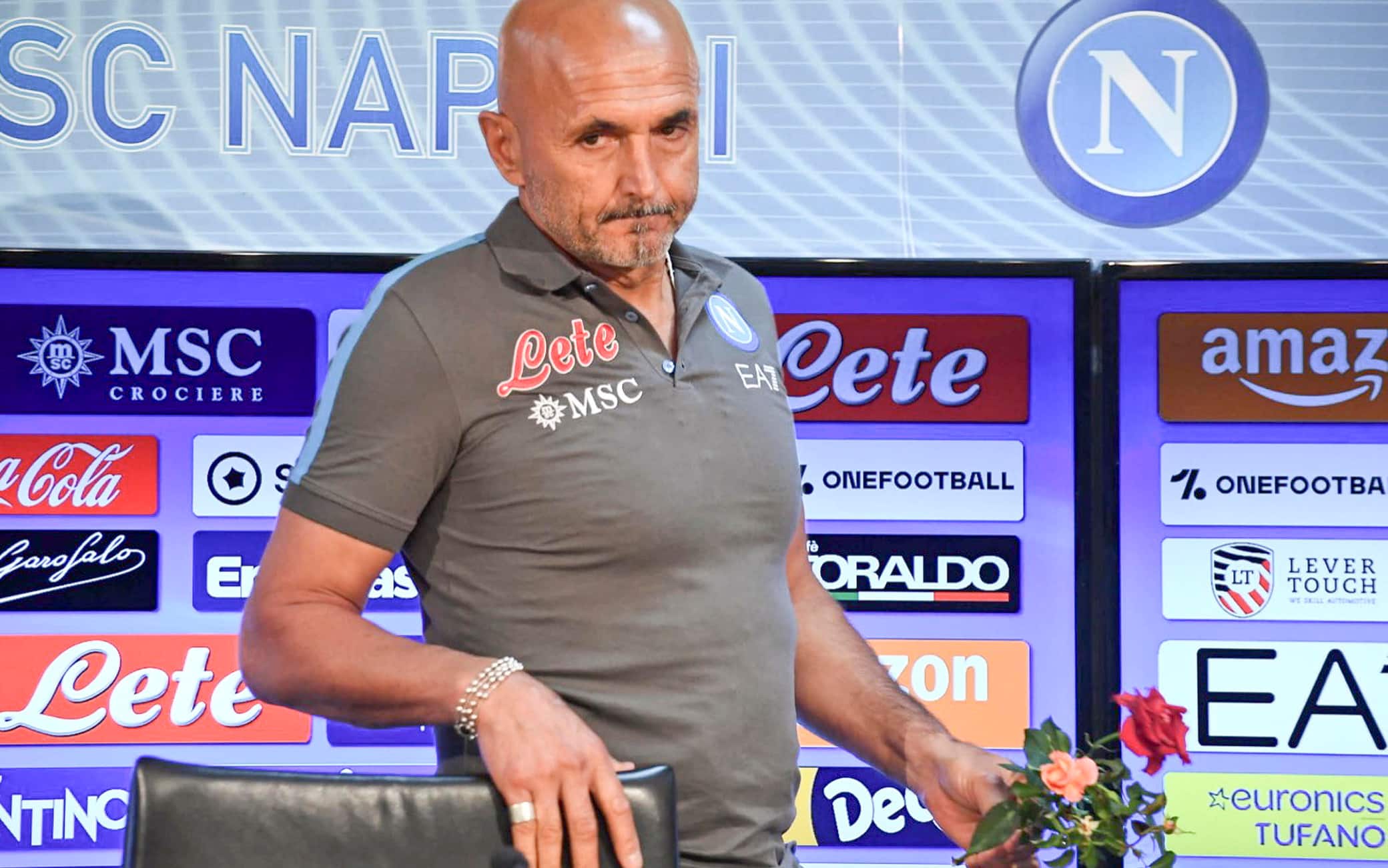 L'allenatore del Napoli, Luciano Spalletti, con le due rose con cui  si è presentato in sala stampa nel Centro tecnico di Castel Volturno per incontrare i giornalisti alla vigilia della partita contro il Torino  "Queste fiori sono per Mahsa Amini e Hadis Najafi", ha detto e non ha voluto aggiungere altro. Il gesto per ricordare le due ragazze iraniane uccise, Napoli, 30 Settembre 2022.  TWITTER  SSCNAPOLI+++ATTENZIONE LA FOTO NON PUO' ESSERE PUBBLICATA O RIPRODOTTA SENZA L'AUTORIZZAZIONE DELLA FONTE DI ORIGINE CUI SI RINVIA+++ +++NO SALES; NO ARCHIVE; EDITORIAL USE ONLY+++NPK+++