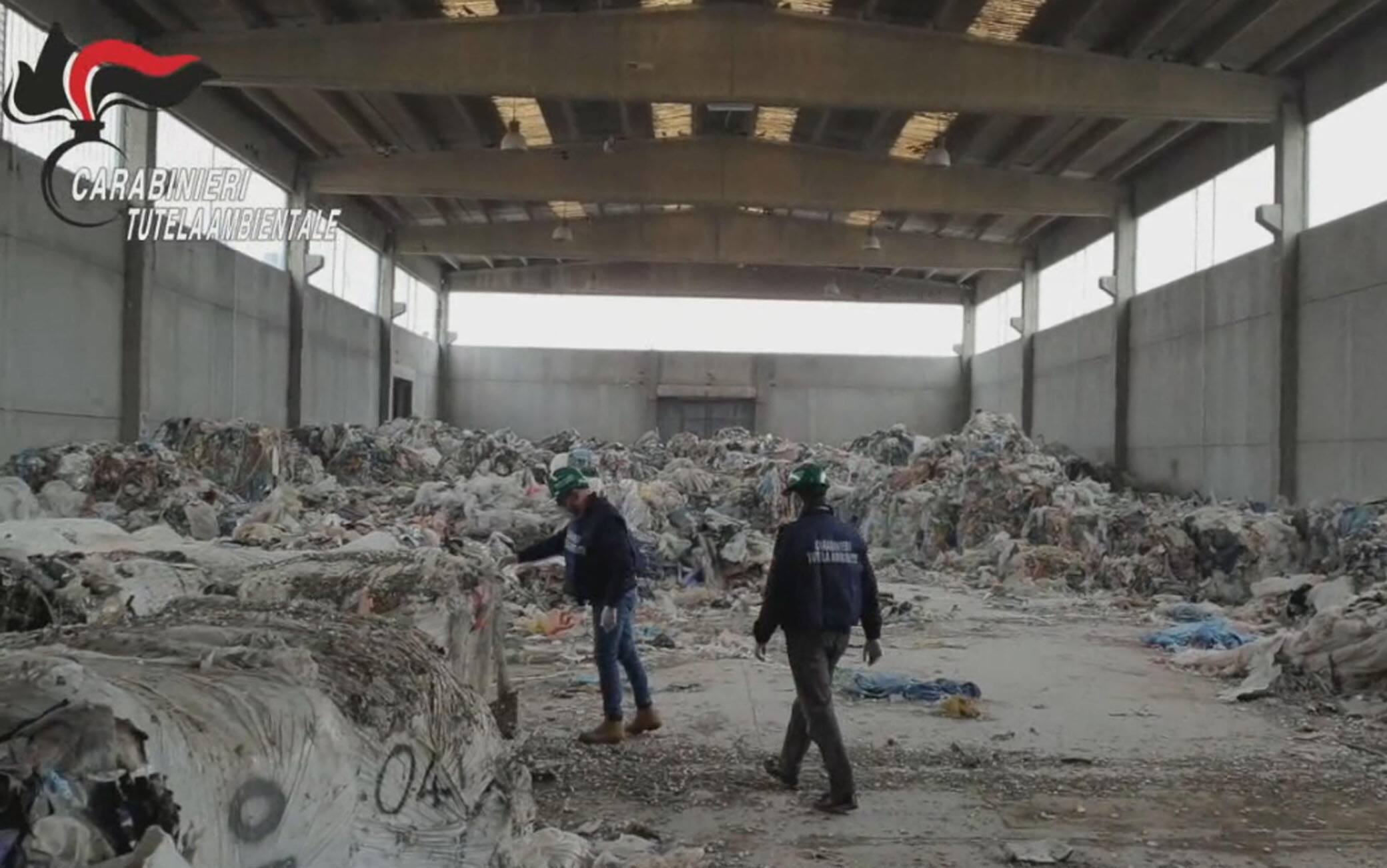 Un frame di un'operazione dei Carabinieri che ha portato all'arresto di 69 persone con l'accusa di corruzione, peculato, falso, contrabbando e traffico internazionale di rifiuti, Napoli, 5 maggio 2020. diANSA/US CARABINIERI ++ NO SALES, EDITORIAL USE ONLY ++
