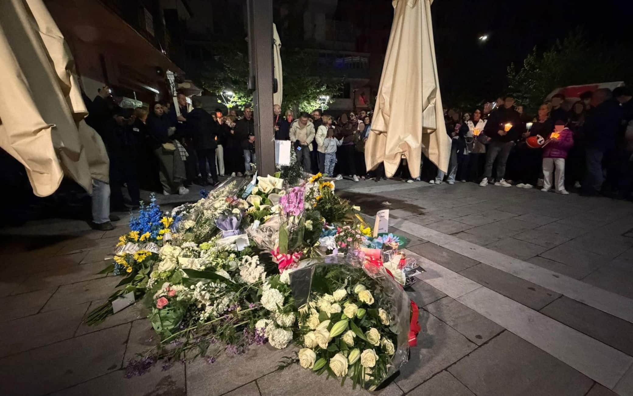Un momento della fiaccola organizzata in ricordo di Giacomo Bongiorni, l'uomo che qualche giorno fa ha perso la vita in piazza Palma nel centro di Massa a causa di un'aggressione. Massa, 14 aprile 2026. ANSA/RICCARDO DALLE LUCHE