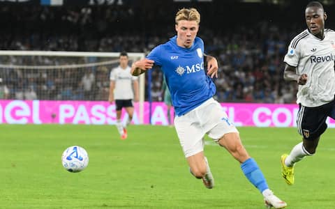 IPA87945285 - Rasmus Højlund of SSC Napoli  in action during the Serie A match between SSC Napoli and Como 1907 at Stadio Diego Armando Maradona on August 30, 2026 in Naples, Italy.