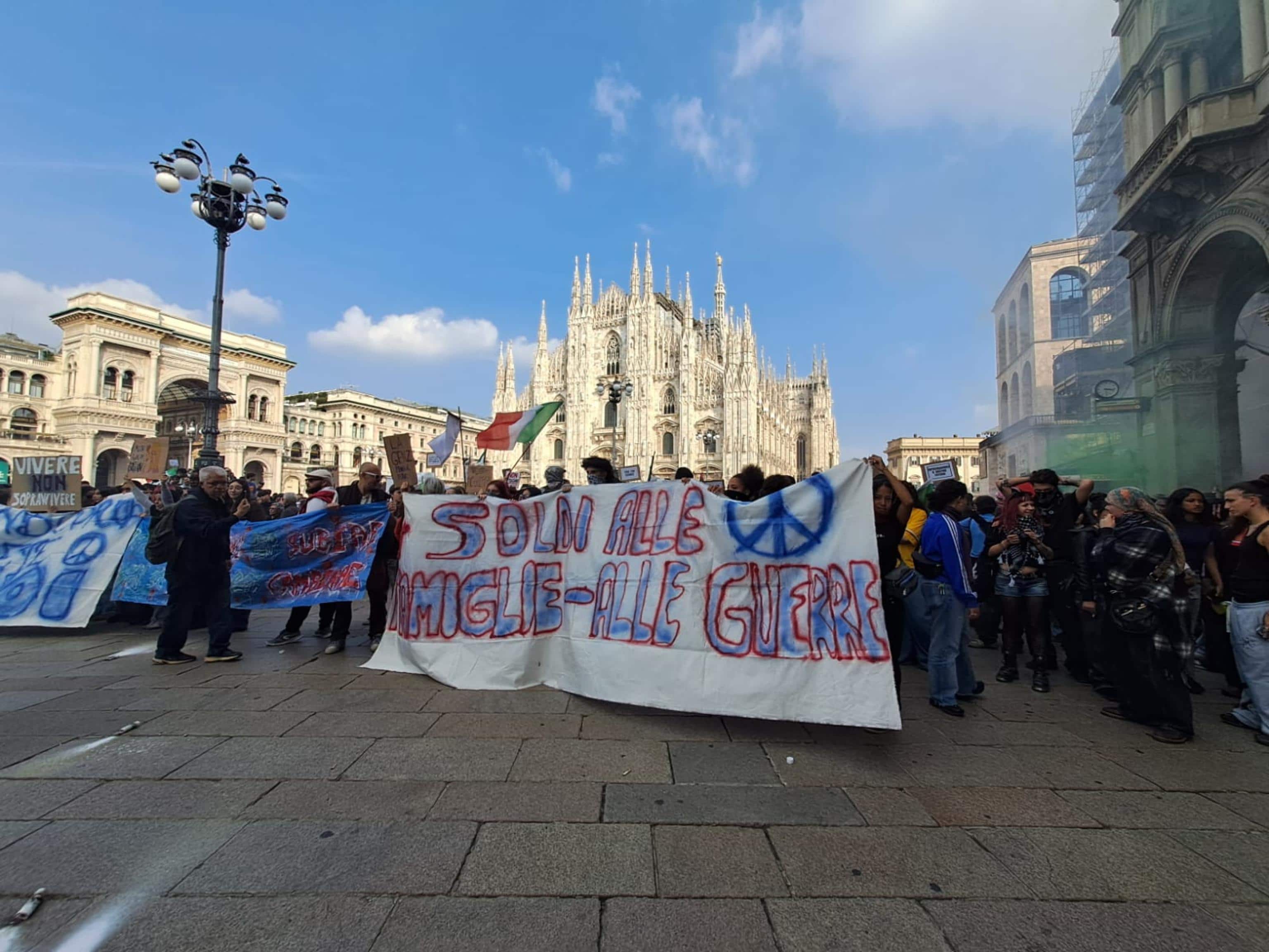 Il corteo a Milano convocato da Italia in Piazza, 17 ottobre 2026. ANSA/FABRIZIO CASSINELLI 