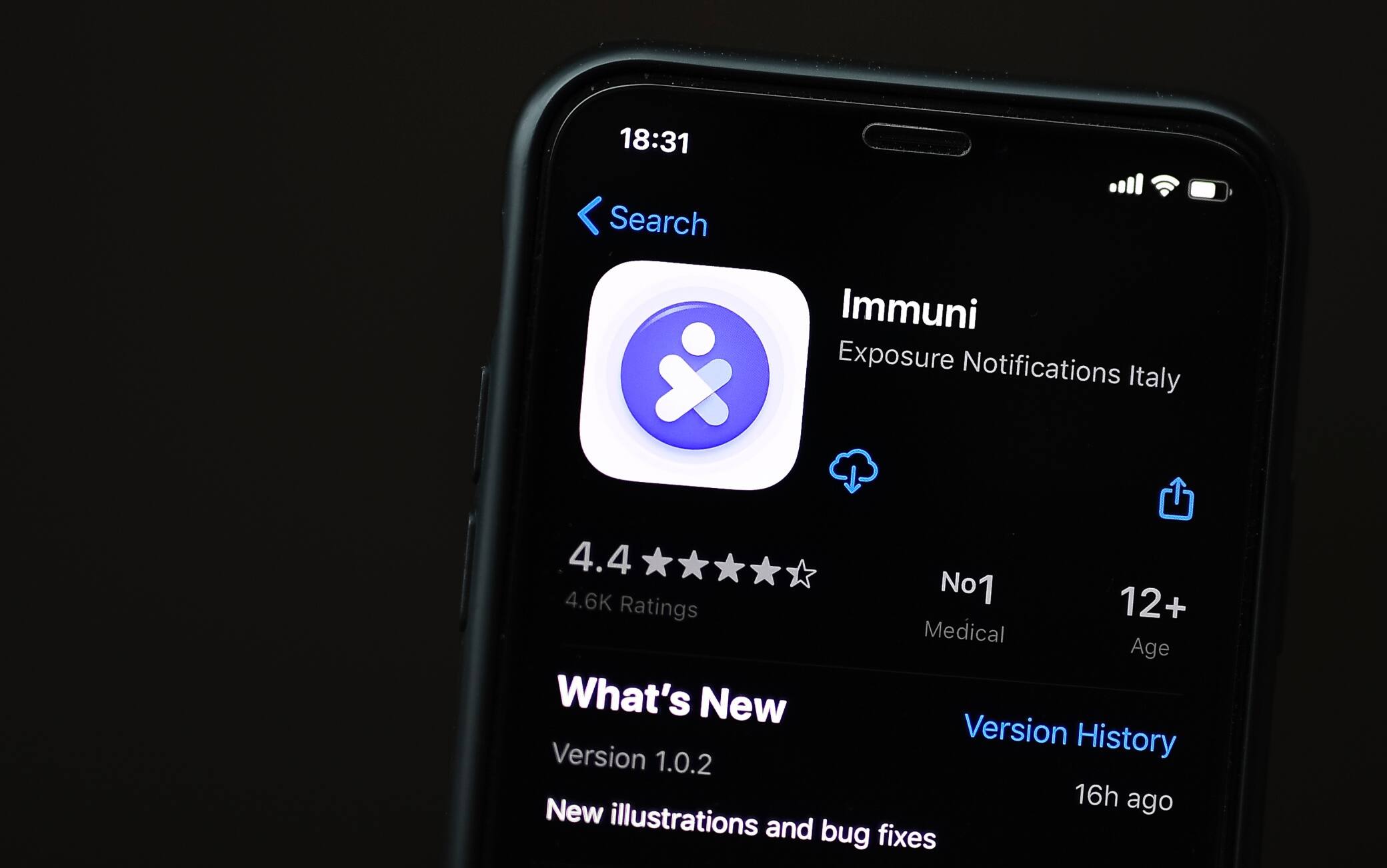 TURIN, ITALY - June 04, 2020: This photo illustration shows a person using the new contact tracing app Immuni on a smartphone for preventing the spread of COVID-19 coronavirus. The app is available from June 1st 2020. (Photo by Nicolò Campo/Sipa USA) (Nicolò Campo / IPA/Fotogramma, Turin - 2020-06-04) p.s. la foto e' utilizzabile nel rispetto del contesto in cui e' stata scattata, e senza intento diffamatorio del decoro delle persone rappresentate