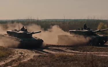 Il comandante delle Forze armate ucraine Valeriy Zaluzhny ha pubblicato un video su Telegram che lascia intendere l'inizio della controffensiva: il filmato mostra i soldati ucraini che si preparano alla battaglia, recitando una preghiera. "È ora di riprenderci ciò che è nostro", ha detto Zaluzhny. Intanto il segretario del Consiglio nazionale di sicurezza Oleksy Danilov, che fa parte del gabinetto di guerra, ha dichiarato alla Bbc che l'Ucraina è pronta a lanciare la controffensiva e ha sottolineato che il governo ucraino non ha "il diritto di sbagliare" sulla decisione perché è una "opportunità storica che non si può perdere". ANSA/US FORZE ARMATE UCRAINA +++ NO SALES, EDITORIAL USE ONLY +++ NPK +++