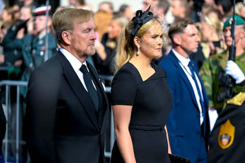 epa13224942 King Willem-Alexander and Princess Catharina-Amalia of the Netherlands behind the bier carrying the coffin of Norway's King Harald V from the Palace to Oslo Cathedral for the funeral, in Oslo, Norway, 09 September 2026. The ceremony marks the country's first state funeral for a monarch since the death of King Harald's father, King Olav V, in 1991.  EPA/Carina Johansen / POOL  NORWAY OUT
