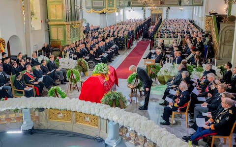 epa13224854 Norwegian Prime Minister Jonas Gahr Store (C-R) bows to the coffin during the funeral ceremony of Norway's King Harald V at Oslo Cathedral, in Oslo, Norway, 09 September 2026. The ceremony marks the country's first state funeral for a monarch since the death of King Harald's father, King Olav V, in 1991.  EPA/Stian Lysberg Solum / POOL  NORWAY OUT