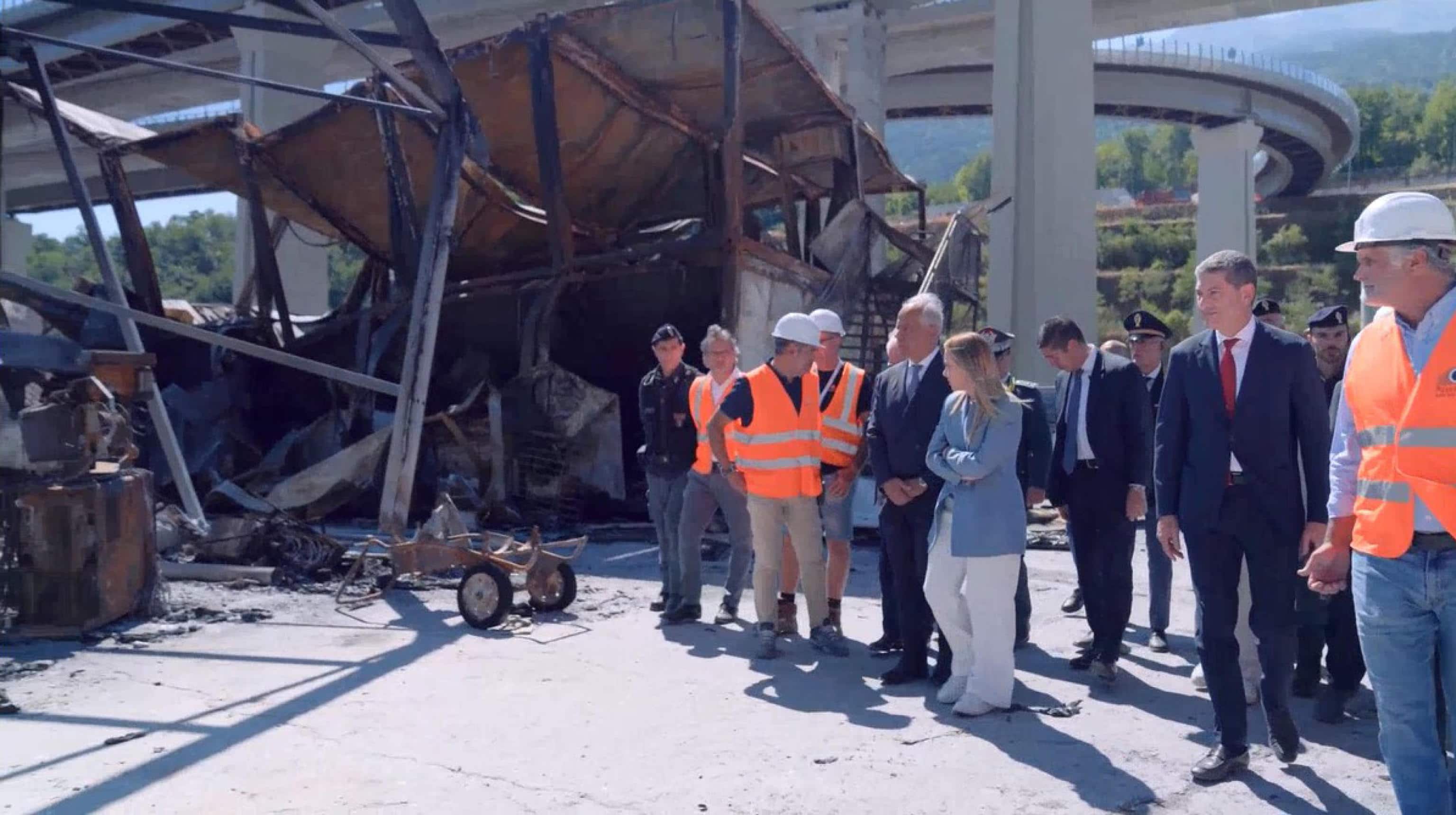 Un fermo immagine tratto da un video mostra la presidente del Consiglio Giorgia Meloni, accompagnata dal ministro dell'Interno Matteo Piantedosi, durante un sopralluogo in Val di Susa, dopo gli assalti No Tav di sabato ai cantieri della futura linea ferroviaria ad alta velocità, 27 luglio 2026. ANSA/FILIPPO ATTILI +++ UFFICIO STAMPA PRESIDENZA DEL CONSIGLIO +++ FOTO DIFFUSA DALL'UFFICIO STAMPA - NON IN VENDITA - DA USARE SOLO PER FINI GIORNALISTICI +++ NPK +++