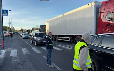 La protesta dei Tir in Calabria contro il caro carburante proclamata da Fedralog, la Federazione regionale della logistica, che andrà avanti sino al 20, 16 ottobre 2026 I camion si posizionano ai lati delle strade senza attuare veri e propri blocchi, sotto il controllo delle forze dell'ordine. I disagi alla circolazione comunque non mancano a causa del restringimento della carreggiata ANSA / Luigi Salsini