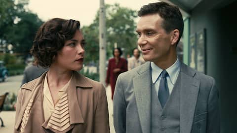 L to R: Florence Pugh is Jean Tatlock and Cillian Murphy is J. Robert Oppenheimer in OPPENHEIMER, written, produced, and directed by Christopher Nolan.