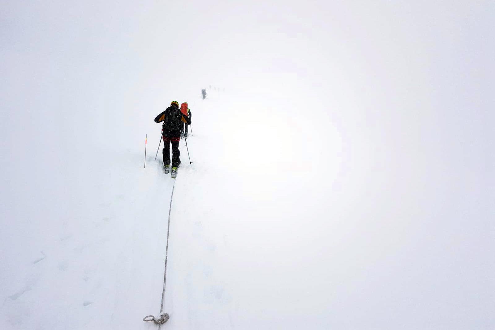 Incidente in montagna, sciatore muore dopo un volo di 100 metri nella ...