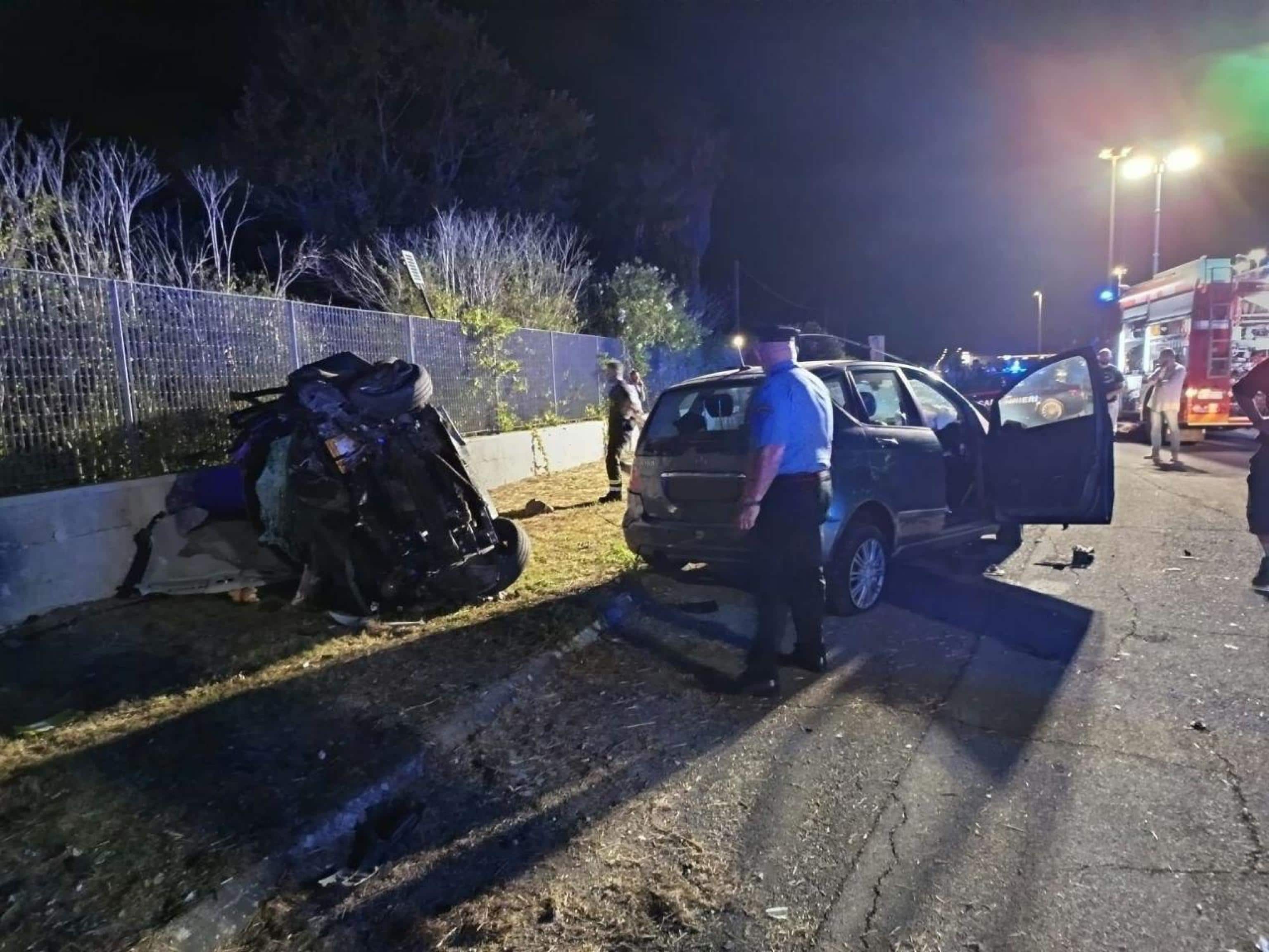 Un uomo di 51 anni e la moglie 47enne sono morti nella notte in un incidente stradale sulla Provinciale 17 tra Salice Salentino e Veglie (Lecce). A quanto si apprende le vittime, entrambe di Nocera Superiore (Salerno), viaggiavano in direzione Porto Cesareo a bordo di una Fiat Panda quando si sono scontrate con una Mercedes condotta da un 41enne di San Pietro Vernotico, proveniente dalla opposta direzione di marcia. Per estrarre i corpi dall'abitacolo della Panda sono intervenuti i vigili del fuoco. Il 41enne conducente dell'altra macchina, ferito, è stato trasportato all'ospedale Vito Fazzi di Lecce, 25 AGISTI 2926. US VIGILI DEL FUOCO +++FOTO DIFFUSA DALL'UFFICIO STAMPA - USARE SOLO PER ILLUSTRARE OGGI LA NOTIZIA INDICATA NEL TITOLO - NON ARCHIVIARE - NON VENDERE - NON USARE PER FINI NON GIORNALISTICI - NPK+++