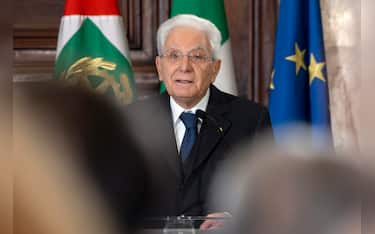 Il Presidente Sergio Mattarella  rivolge il suo indirizzo di saluto in occasione della cerimonia per lo scambio degli auguri di fine anno con i rappresentanti delle istituzioni, delle forze politiche e della società civile, Roma, 19 dicembre 2025-
ANSA/ Paolo Giandotti - Ufficio per la Stampa e la Comunicazione della Presidenza della Repubblica 
+++FOTO DIFFUSA DALL'UFFICIO STAMPA - USARE SOLO PER ILLUSTRARE OGGI LA NOTIZIA INDICATA NEL TITOLO - NON ARCHIVIARE - NON VENDERE - NON USARE PER FINI NON GIORNALISTICI - NPK+++