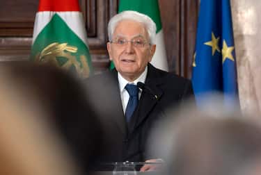 Il Presidente Sergio Mattarella  rivolge il suo indirizzo di saluto in occasione della cerimonia per lo scambio degli auguri di fine anno con i rappresentanti delle istituzioni, delle forze politiche e della società civile, Roma, 19 dicembre 2025-
ANSA/ Paolo Giandotti - Ufficio per la Stampa e la Comunicazione della Presidenza della Repubblica 
+++FOTO DIFFUSA DALL'UFFICIO STAMPA - USARE SOLO PER ILLUSTRARE OGGI LA NOTIZIA INDICATA NEL TITOLO - NON ARCHIVIARE - NON VENDERE - NON USARE PER FINI NON GIORNALISTICI - NPK+++