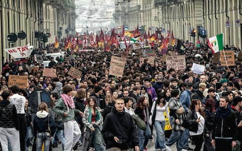 Manifestazione corteo per lo sciopero generale organizzato da Usb Piemonte, lavoratori e studenti contro economia di guerra e carovita. Torino 30 ottobre 2026 ANSA/TINO ROMANO