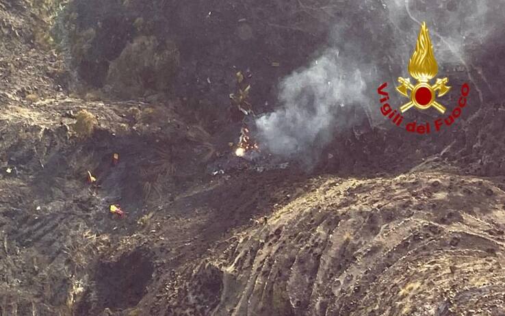 Il luogo dello schianto fotografato da un elicottero dei vigili del fuoco, 27 ottobre 2022. Un Canadair è precipitato dopo essersi schiantato alle pendici dell'Etna, nella zona di Linguaglossa, dove era in azione per contribuire allo spegnimento di un vasto incendio. Non si hanno al momento notizie sull'equipaggio e sulle cause dell'incidente. Sul posto sono presenti soccorritori, carabinieri e personale del 118.
ANSA/VIGILI DEL FUOCO
+++ ANSA PROVIDES ACCESS TO THIS HANDOUT PHOTO TO BE USED SOLELY TO ILLUSTRATE NEWS REPORTING OR COMMENTARY ON THE FACTS OR EVENTS DEPICTED IN THIS IMAGE; NO ARCHIVING; NO LICENSING +++