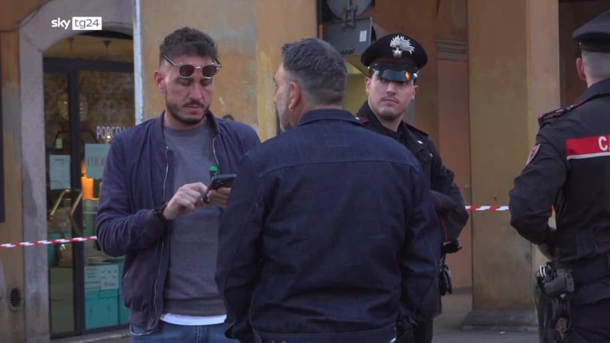 Auto sulla folla, feriti e panico in centro a Modena