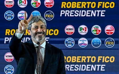 Roberto Fico mostra la 'V' di vittoria durante la conferenza stampa a Napoli   nel suo comitato elettorale ,  24  novembre   2025. ANSA / CIRO FUSCO
