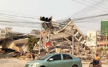 (250328) -- MANDALAY, March 28, 2025 (Xinhua) -- This photo taken on March 28, 2025 shows damaged buildings after an earthquake in Mandalay, Myanmar.  A 7.9-magnitude earthquake struck Myanmar at 2:20 p.m. Friday (Beijing Time), according to the China Earthquake Networks Center (CENC). (Xinhua) - Myo Kyaw Soe -//CHINENOUVELLE_XxjpbeE007441_20250328_PEPFN0A001/Credit:CHINE NOUVELLE/SIPA/2503281554