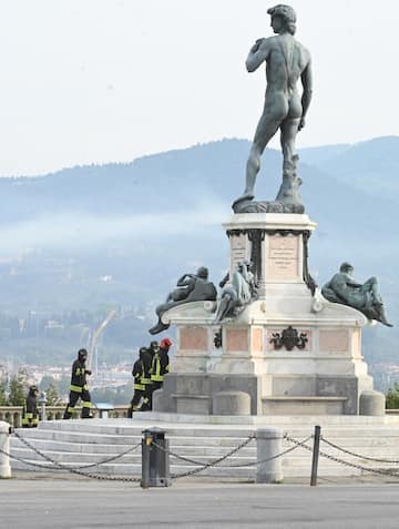 Gruppo artificieri dell Arma dei Carabinieri i e Vigili del Fuoco mpegnati durante l allarme bomba al Piazzale Michelangelo di Firenze dopo che e  stata rinvenuta una bombola del gas sotto una copia della statua del David Firenze 05 Ottobre   2026 ANSA/CLAUDIO GIOVANNINI