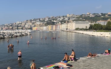 Divieto di balneazione sul lungomare di Napoli.