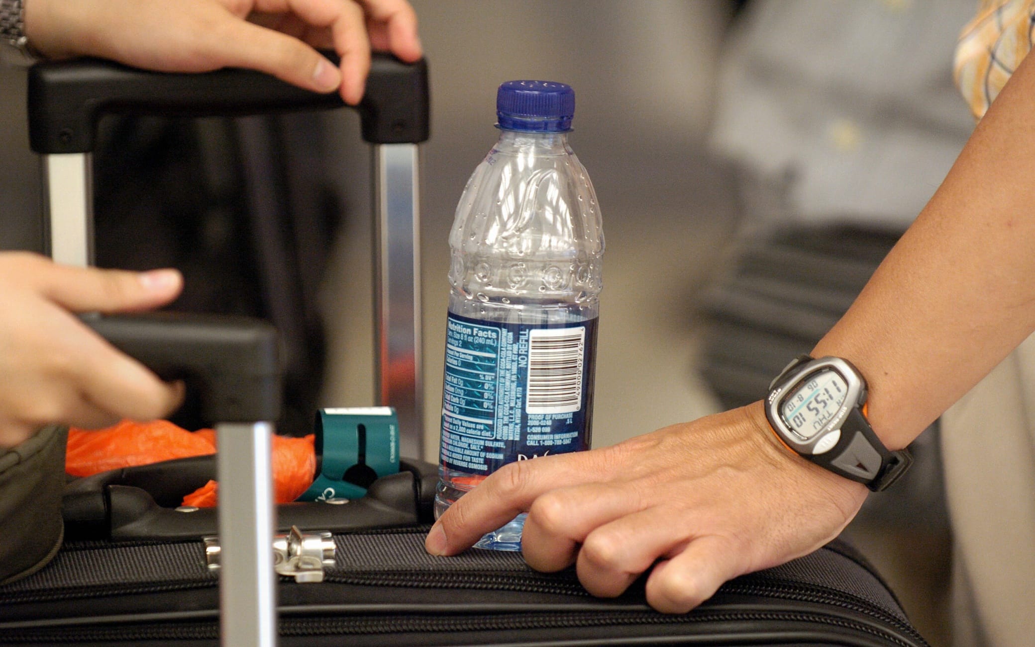 Liquidi nel bagaglio a mano, dove sono ammessi fino a 2 litri: la lista  degli aeroporti | Sky TG24