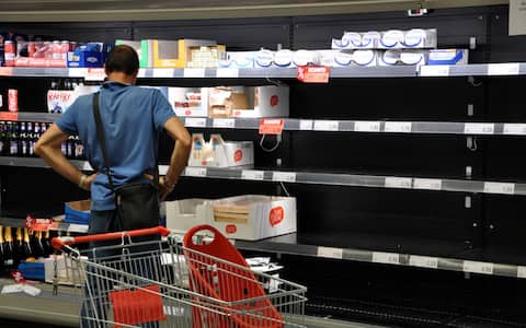 IPA89910082 - Palermo.Sciopero dei Tir, scaffali vuoti in un supermercato nel quartiere Zisa,esauriti frutta verdura e latticini.
