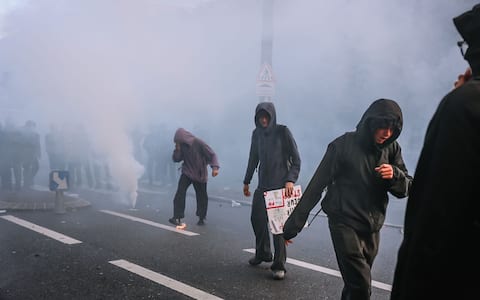 IPA89183711 - Le 1er octobre 2026, a Brest, en France, des lyceens du campus Kerichen, qui regroupe les lycees La Perouse-Kerichen, Jules Lesven et Vauban, participent a une manifestation lyceenne dans les rues de Brest.
Des manifestants se dispersent au milieu d'un important nuage de gaz lacrymogene apres l'intervention des forces de l'ordre.
On October 1, 2026, in Brest, France, high school students from the Kerichen campus, which includes La Perouse-Kerichen, Jules Lesven and Vauban high schools, take part in a student protest through the streets of Brest.Demonstrators disperse through a thick cloud of tear gas following a police intervention.//PICAUDJUSTIN_P0109/Credit:Justin Picaud/SIPA/2610011736