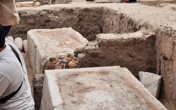 "I due più grandi e completi laboratori di imbalsamazione" egizi mai rinvenuti finora, uno per esseri umani e l'altro per animali, sono stati scoperti a Saqqara, la necropoli 30 km a sud del Cairo. Lo annuncia un testo diffuso dal ministero delle Antichità egiziano dando conto della scoperta anche di "due tombe e di una collezione di manufatti" compiuta da una missione archeologica egiziana a Saqqara, "una delle più grandi necropoli reali d'Egitto che ospita il più antico edificio in pietra della storia, la Piramide a gradoni di Djoser", 27 maggio 2023. ANSA/Calò