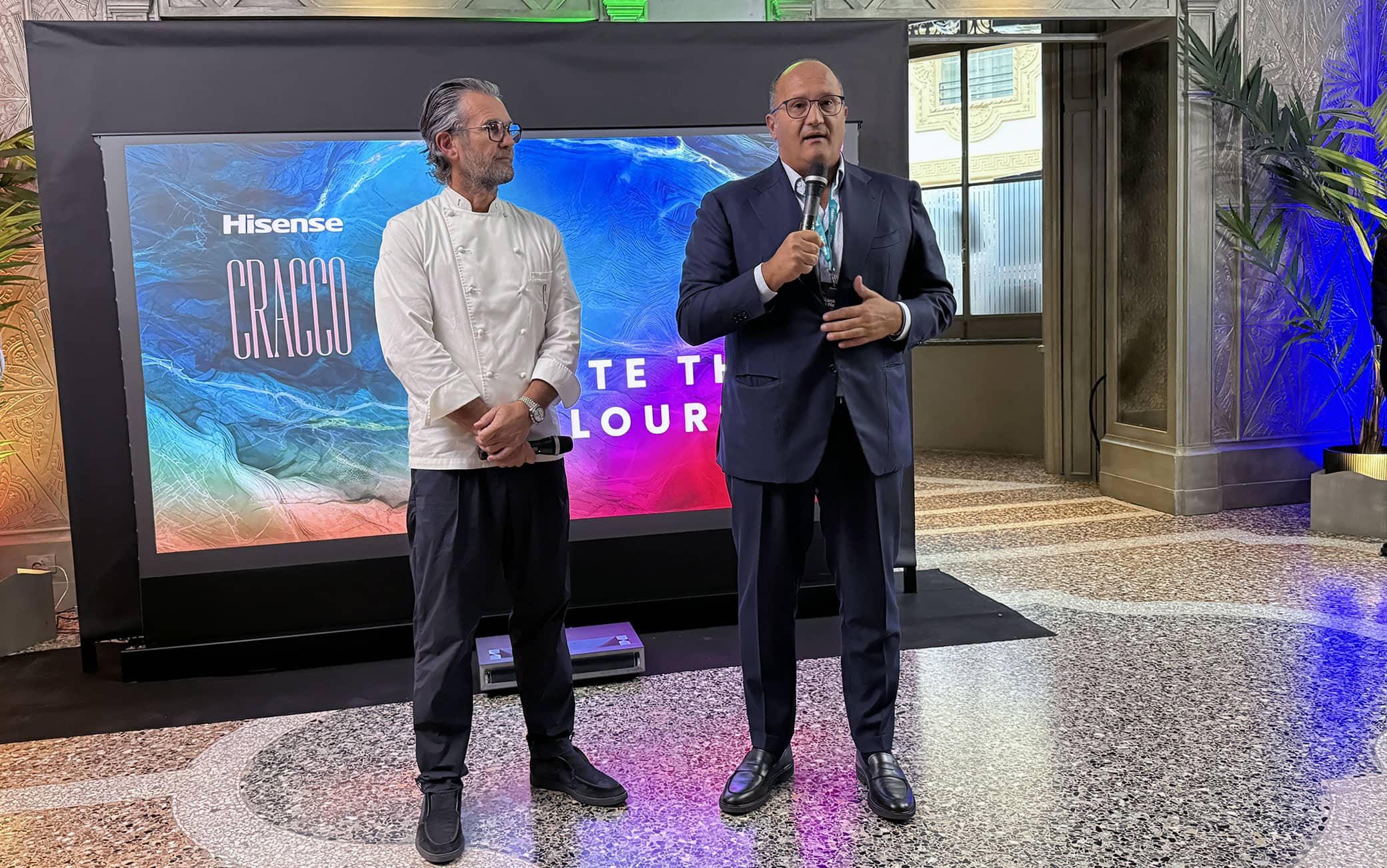 Carlo Cracco, padrone di casa, insieme al Ceo di Hisense Italia GIanluca Di Pietro