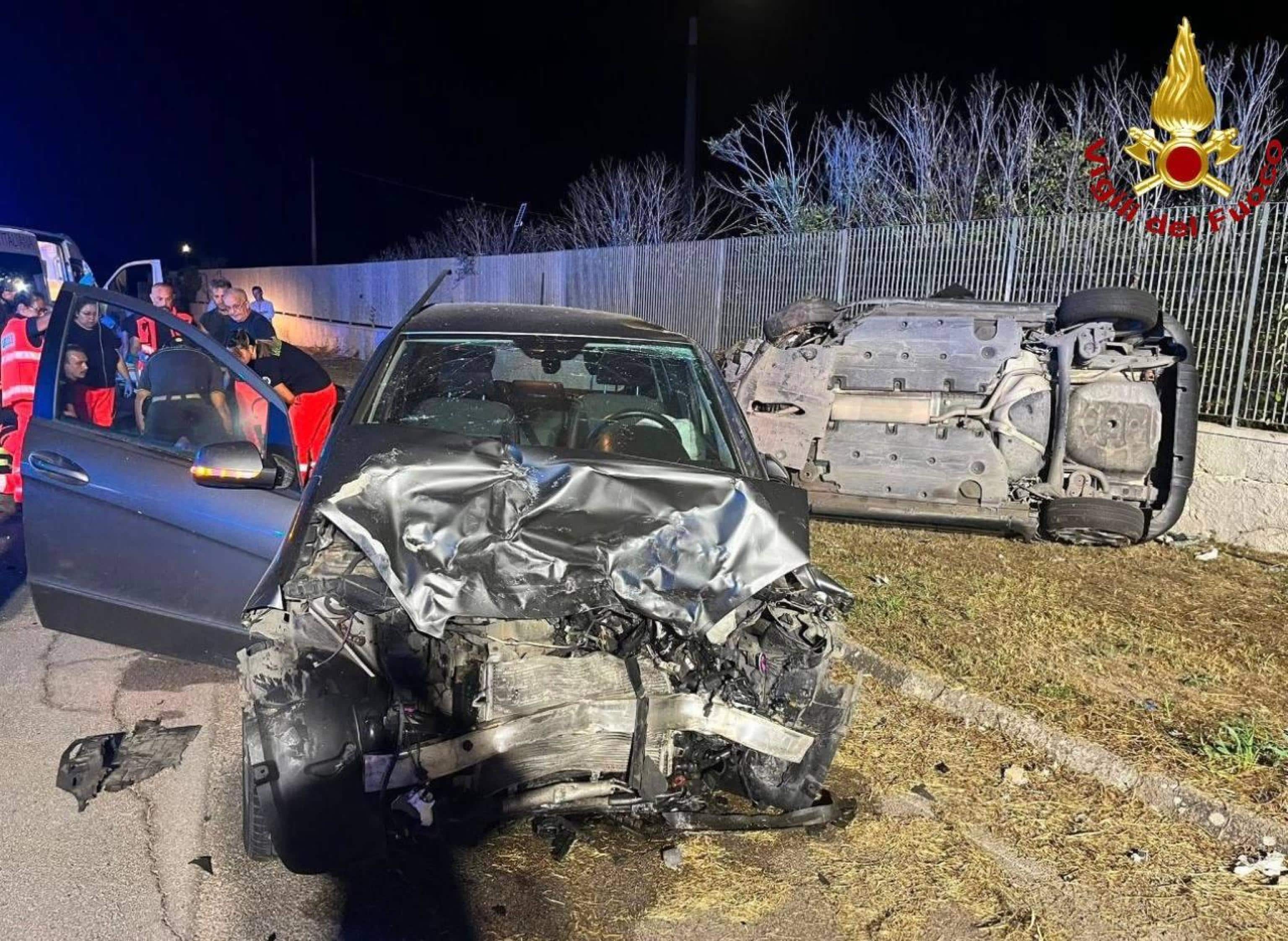 Un uomo di 51 anni e la moglie 47enne sono morti nella notte in un incidente stradale sulla Provinciale 17 tra Salice Salentino e Veglie (Lecce). A quanto si apprende le vittime, entrambe di Nocera Superiore (Salerno), viaggiavano in direzione Porto Cesareo a bordo di una Fiat Panda quando si sono scontrate con una Mercedes condotta da un 41enne di San Pietro Vernotico, proveniente dalla opposta direzione di marcia. Per estrarre i corpi dall'abitacolo della Panda sono intervenuti i vigili del fuoco. Il 41enne conducente dell'altra macchina, ferito, è stato trasportato all'ospedale Vito Fazzi di Lecce, 25 AGISTI 2926. US VIGILI DEL FUOCO +++FOTO DIFFUSA DALL'UFFICIO STAMPA - USARE SOLO PER ILLUSTRARE OGGI LA NOTIZIA INDICATA NEL TITOLO - NON ARCHIVIARE - NON VENDERE - NON USARE PER FINI NON GIORNALISTICI - NPK+++