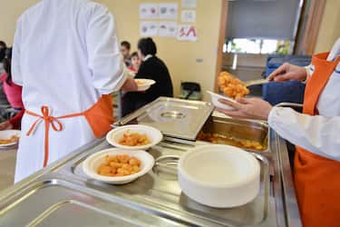 Scuola Marie Curie la mensa scolastica con il pranzo di Milano Ristorazione