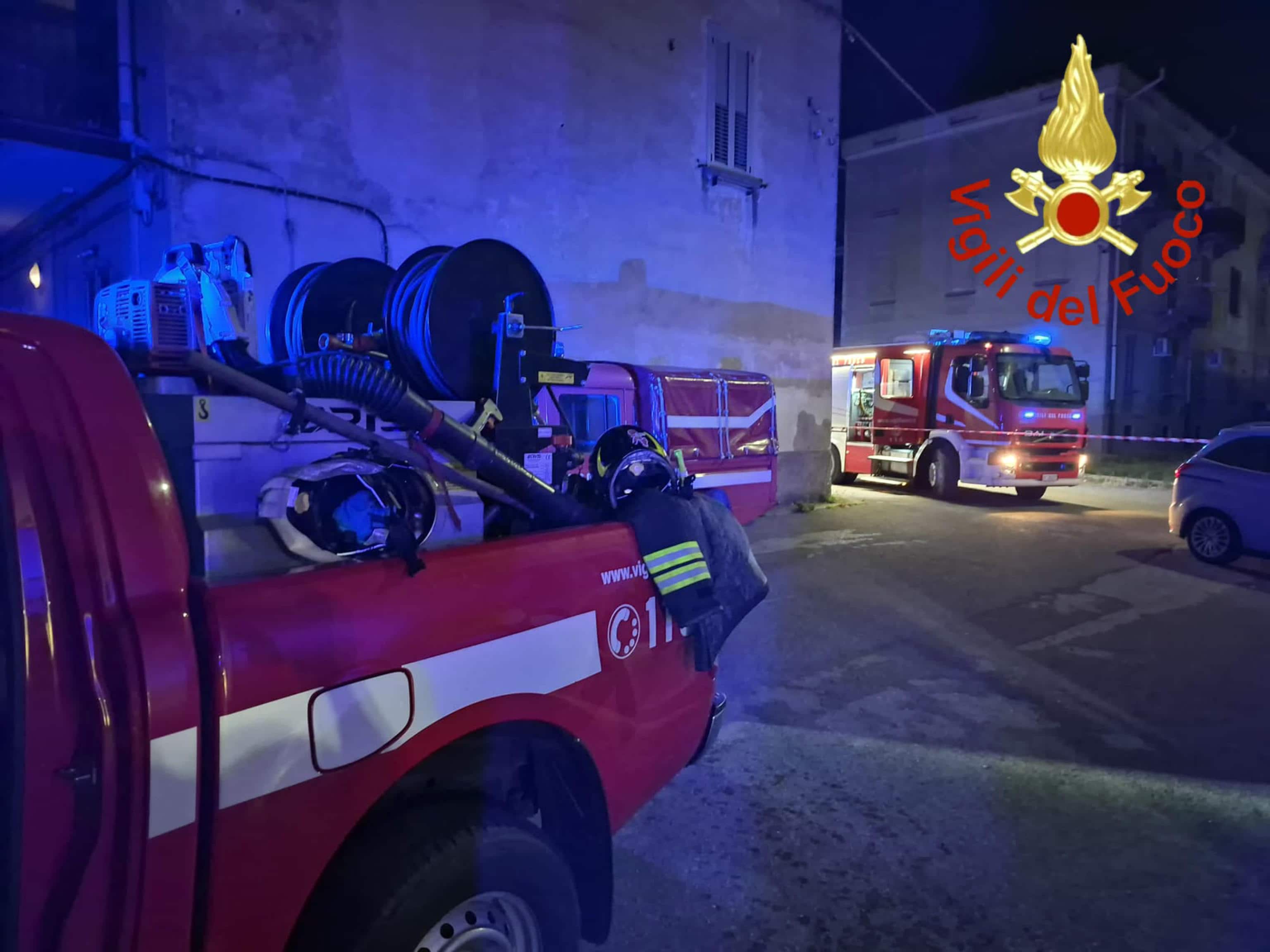 Il rogo si è sviluppato davanti al portone d'ingresso dell'abitazione della vittima Giovanni Amenta, ora i carabinieri indagano per omicidio, Lomazzo, 25 giugno 2026. ANSA / VVF +++ CREDIT VIGILI DEL FUOCO - QUESTA FOTO PUO' ESSERE USATA SOLO OGGI PER ILLUSTRARE LA NOTIZIA DEL TITOLO - NON E' IN VENDITA - NON SI PUO' ARCHIVIARE - E' OBBLIGATORIO CITARE IL CREDIT NELLA DIDASCALIA E LASCIARLO VISIBILE SULL'IMMAGINE - NPK +++